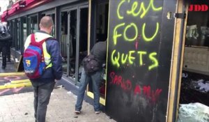 VIDEO. Gilets jaunes : à Paris, le Fouquet's a été vandalisé
