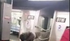 Transporter une poutre dans le métro new-yorkais