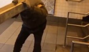 Il tente de transporter une poutre de 9m dans le métro (New York)