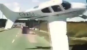 Un automobiliste se fait couper la route par un avion