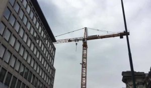 Bruxelles: un homme monte en haut d’une grue et menace de se suicider!