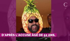 PHOTOS. Dieudonné : quenelles, ananas sur la tête... son arrivée très remarquée ...