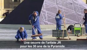 Louvre: JR fête les 30 ans de la Pyramide avec un collage géant