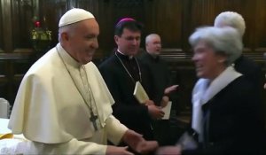 Le pape François refuse que des fidèles lui baisent la main