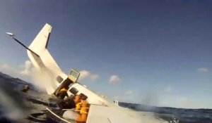 Il filme son avion qui s'écrase et fini dans la mer !
