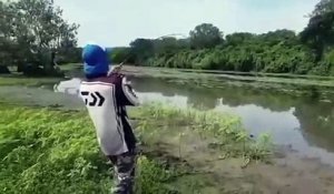 Ce jeune garçon pêche un Crocodile en Australie