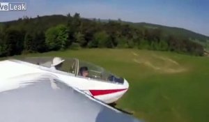 Ce planeur s'écrase le nez dans un champ !