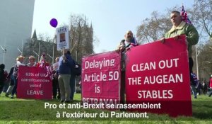 Brexit:réactions de manifestants devant le Parlement britannique