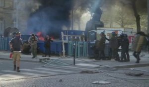 Des gilets jaunes incendient un chantier à Bordeaux, des tensions dans la manifestation