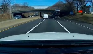 Une voiture neuve sur un camion percute un pont sur l'autoroute