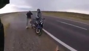 Ce motard prévient un autre motard que sa moto est en feu