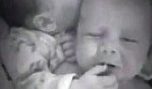 Ce bébé donne son pouce à son frere jumeau pour le consoler