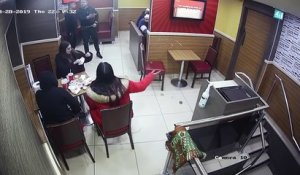 Une bagarre extrêmement violente éclate dans un fast-food
