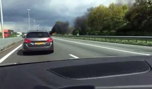 Une voiture en feu explose au moment où ce conducteur passait a côté