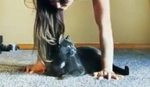 Une acrobate embrasse son chat