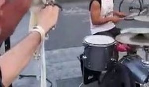 Il a le rythme dans la peau ce perroquet qui danse à côté d'un batteur dans la rue