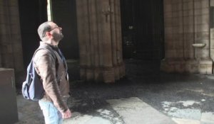 La gorge serrée, le chef des visites guidées de Notre-Dame découvre l'ampleur des dégâts