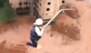 Des ouvriers font du saut à l'élastique sur le chantier pendant la pause déj