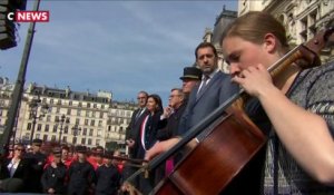 Incendie de Notre-Dame : hommage aux pompiers à l'hôtel de ville