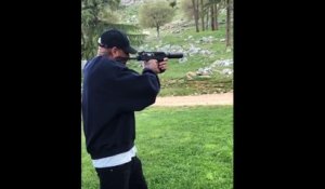 Booba publie sur les réseaux sociaux une vidéo dans laquelle il tire à l'arme à feu sur un portrait de Kaaris