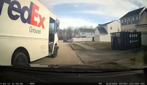 Un livreur FedEx sarrête pour marquer un panier de basket