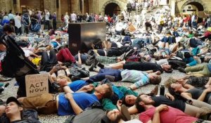 Climat: "die-in" d'Extinction Rebellion dans un musée de Londres