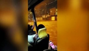 Grosse frayeur : un bus traverse une route inondée