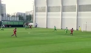 Un footballeur percuté par un panneau