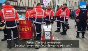 Les pompiers des Deux-Sèvres, en grève, manifestent à Niort