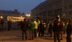 Les agriculteurs de la Manche manifestent devant la préfecture