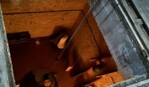 Le bourdon du carillon de Bergues réinstallé tout en haut du beffroi