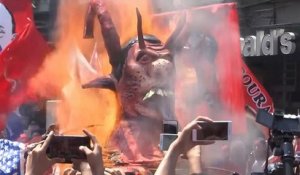 Philippines : un mannequin à l'effigie du président Duterte en flammes à l'occasion du 1er mai