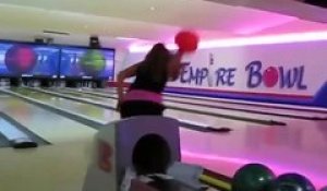 Elle provoque une fuite d’eau en trouant le mur avec sa boule de bowling