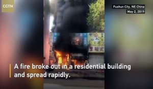 Un homme utilise une grue pour sauver 14 personnes piégées dans un bâtiment en flammes