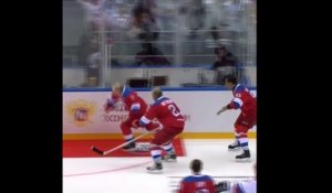 Triomphant à un match de hockey, Vladimir Poutine chute pendant le tour d'honneur