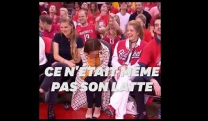 Emilia Clarke rattrapée par l'histoire du gobelet de café en plein match de NBA