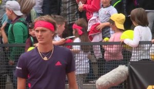 Rome - Quand Zverev offre son bandana à une jeune supportrice pour s'excuser