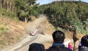 Le pilote de rallye Thierry Neuville rate son virage et part en tonneaux - rallye du Chili 2019