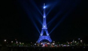 Paris offre un spectacle laser à la Tour Eiffel, pour ses 130 ans