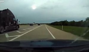 Il s'insère sur l'autoroute en essayant de doubler un camion... raté !