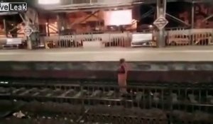 Le train s'arrête juste avant d'écraser cette femme sur les rails à la gare