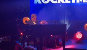 Pour la présentation de "Rocketman", Elton John donne un concert à Cannes