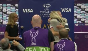 LdC (F) - Ada Hegerberg reçoit le trophée de joueuse du match des mains de sa meilleure amie