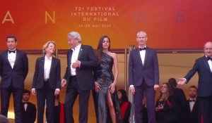 La montée des marches d'Alain Delon accompagné par sa fille Anouchka Delon - Cannes 2019