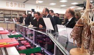 Le Premier ministre Edouard Philippe en dégustation au magasin Esprit paysan