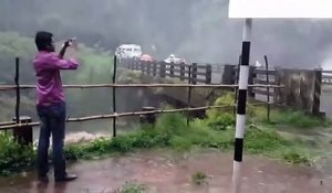 Cette chute d'eau dévastatrice et terrifiante en inde est impressionnante - Chappa Waterfall - Kerala