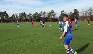 Elle traverse un match de foot en fauteuil roulant !