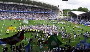 Les supporters bayonnais envahissent la pelouse au coup de sifflet final