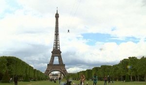 Une tyrolienne géante au deuxième étage de la tour Eiffel