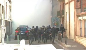 Gilets jaunes: à Toulouse, les forces de l'ordre essaient de disperser les manifestants